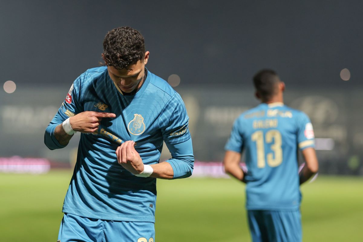 Evanilson apuntando al logo de Porto en su camiseta