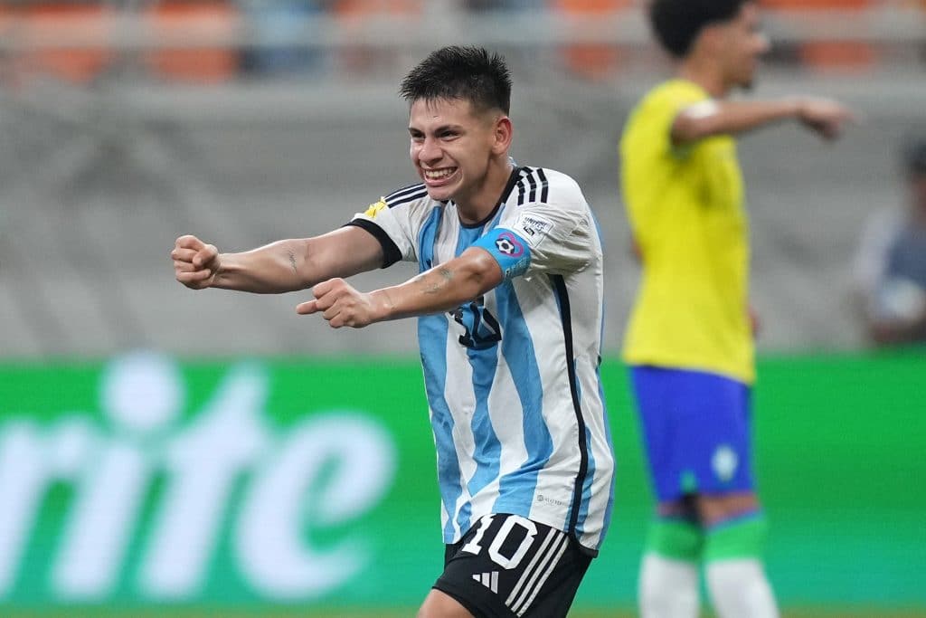 Claudio Echeverri, de River al Manchester City con 17 años