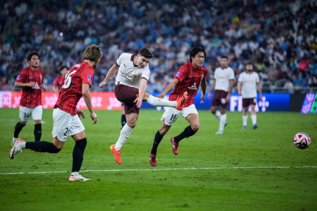 Julián Álvarez pateando el balón entre rivales