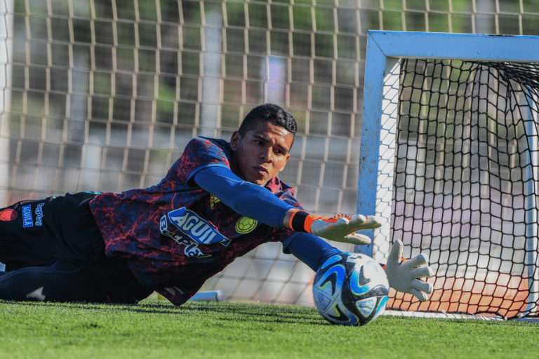 &iexcl;Atento Cruz Azul! El IMPRESIONANTE n&uacute;mero de arcos invictos que registra Kevin Mier