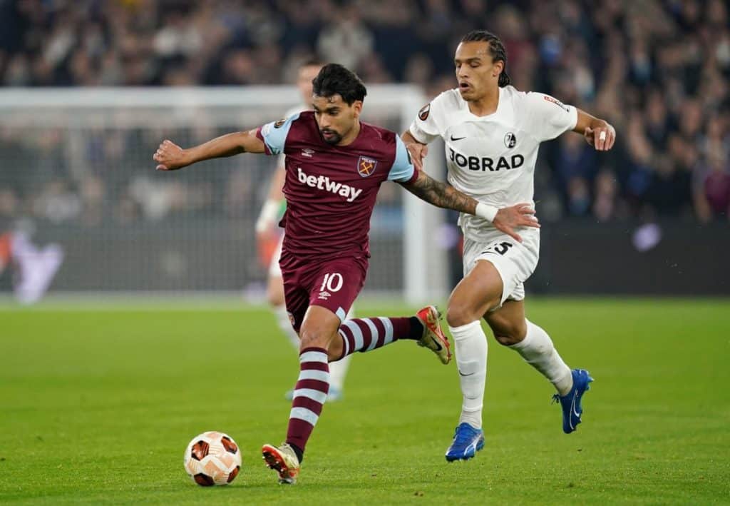 Lucas Paquet&aacute; en un duelo por el bal&oacute;n