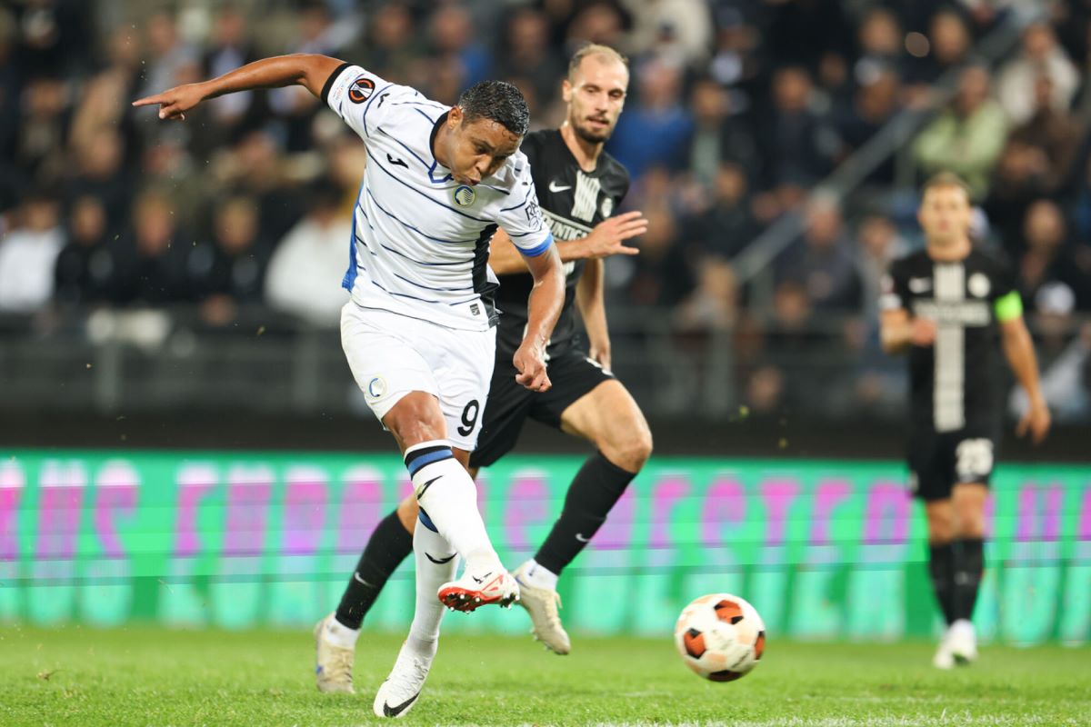 Luis Muriel pateando un penal