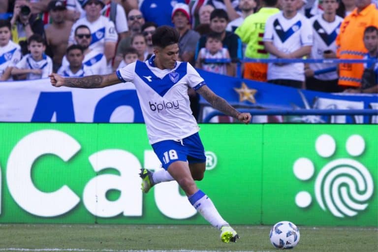 Otra figura argentina se marcha a Europa: &iquest;cu&aacute;nto recibe V&eacute;lez por desprenderse de Santi Castro, una de sus revelaciones?