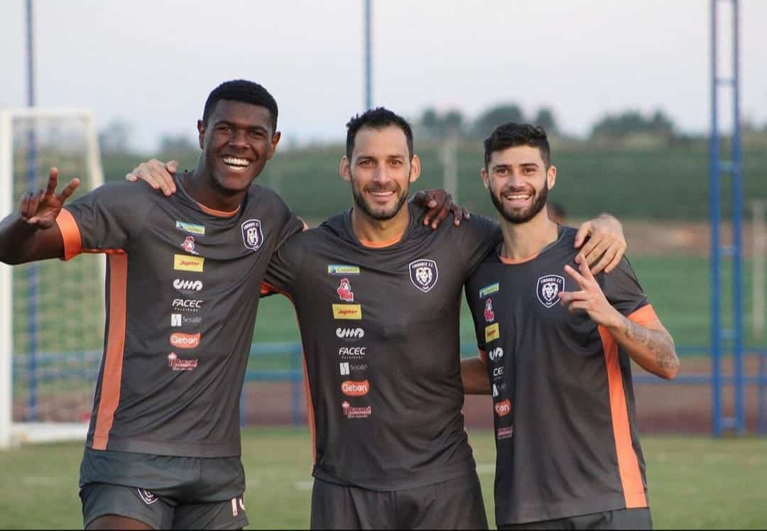 Jug&oacute; en m&aacute;s clubes que el "Loco" Abreu, pero le niegan el r&eacute;cord Guinness: La historia de Carlos Frontini, el n&oacute;mada del f&uacute;tbol