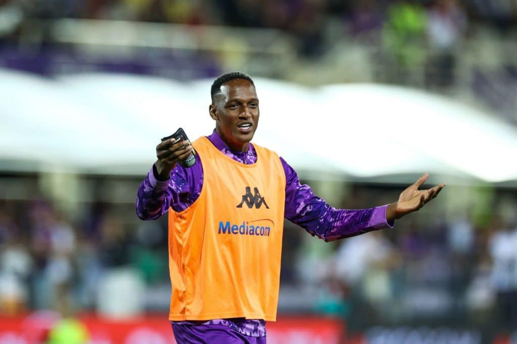 Yerry Mina con la vestimenta de suplente en Fiorentina.