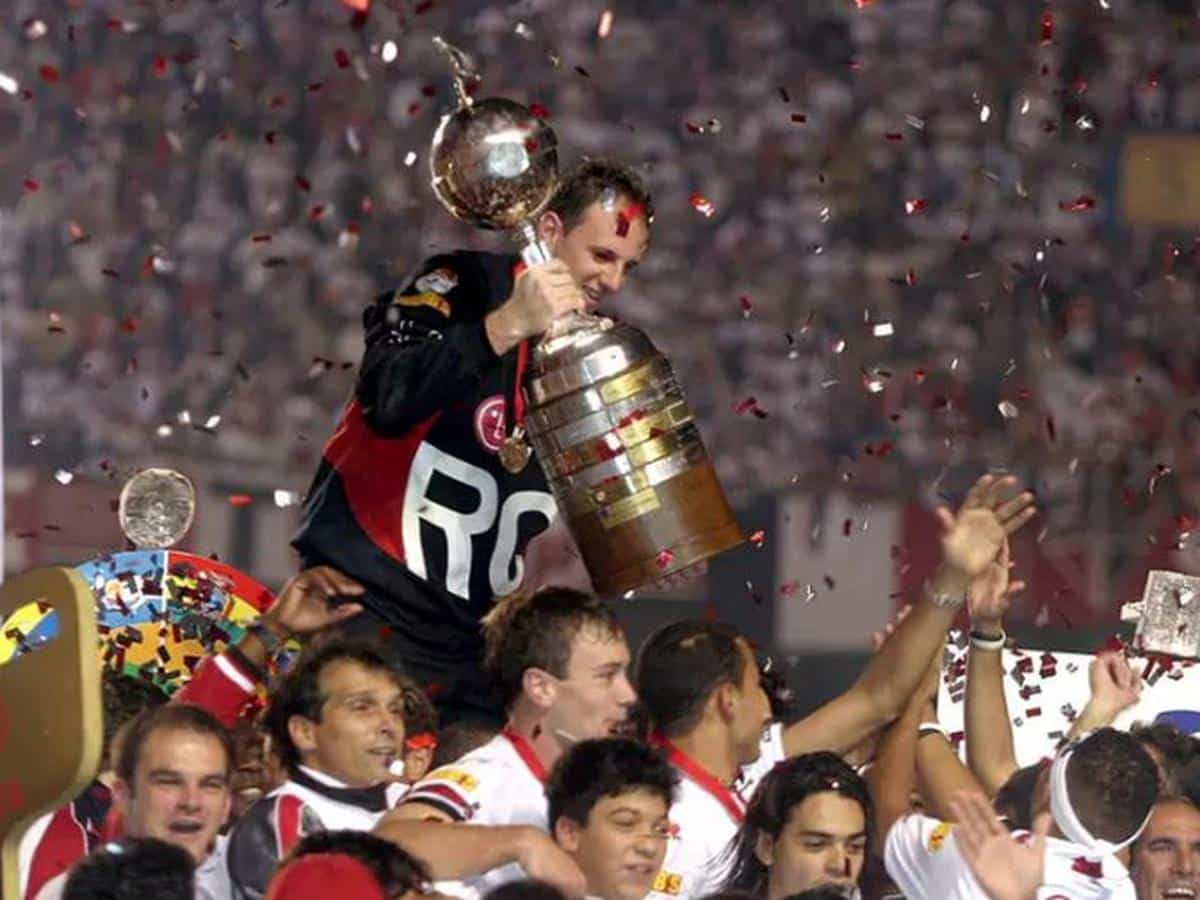 Rogerio Ceni con la Copa Libertadores 2005 de Sao Paulo