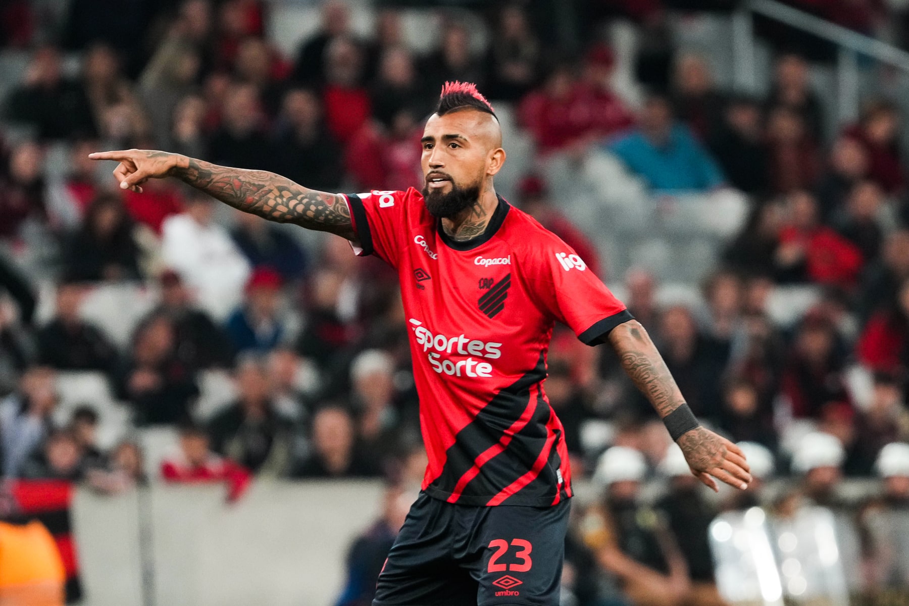 Arturo Vidal con el Athletico Paranaense