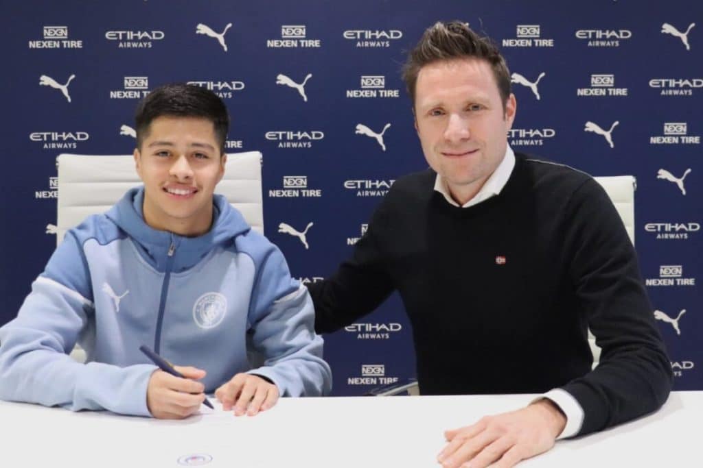 Alex Alcal&aacute; firm&oacute; por el Manchester City por cinco a&ntilde;os