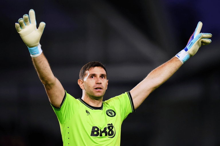 Dibu Mart&iacute;nez logra otra IMPRESIONANTE marca en el f&uacute;tbol europeo: &iquest;es el mejor arquero del mundo?