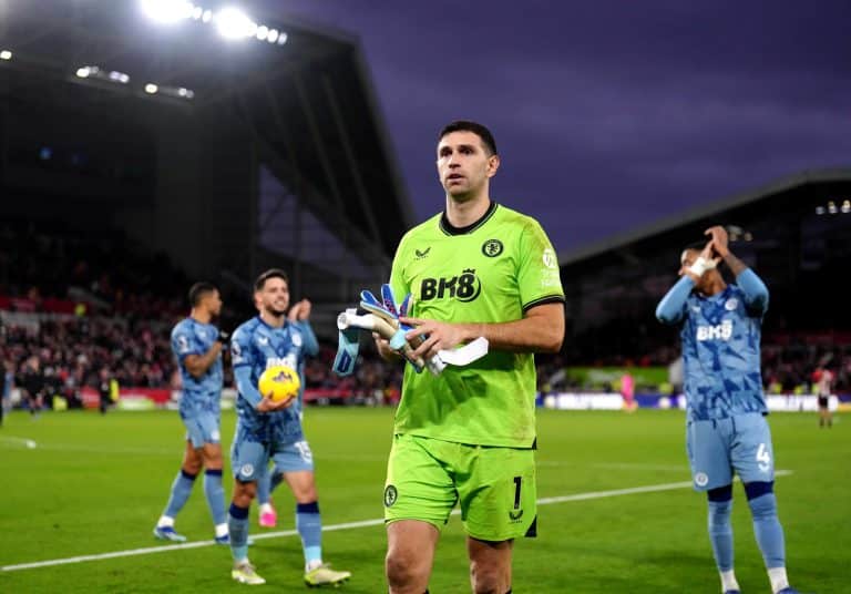 Dibu Mart&iacute;nez fue el SEGUNDO arquero con M&Aacute;S VALLAS INVICTAS en la Premier League 2023 por detr&aacute;s de Alisson Becker