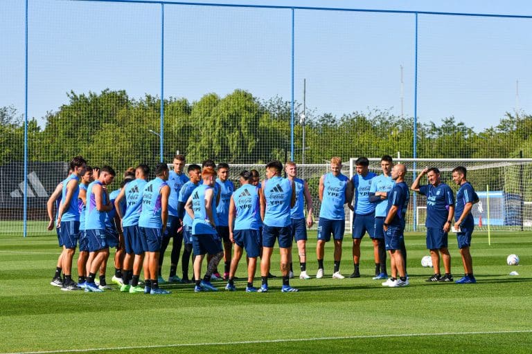 Selecci&oacute;n Argentina en el Torneo Preol&iacute;mpico Sub-23 2024: jugadores a seguir, cuerpo t&eacute;cnico, partidos, rivales, resultados, clasificaci&oacute;n y d&oacute;nde ver por TV