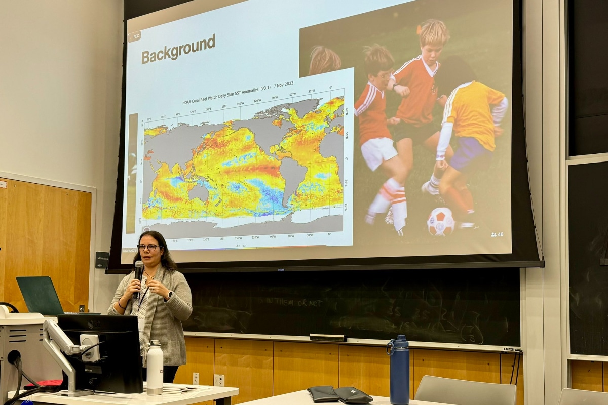 Sarah Rudd durante una conferencia sobre an&aacute;lisis de datos para NOAA provides science