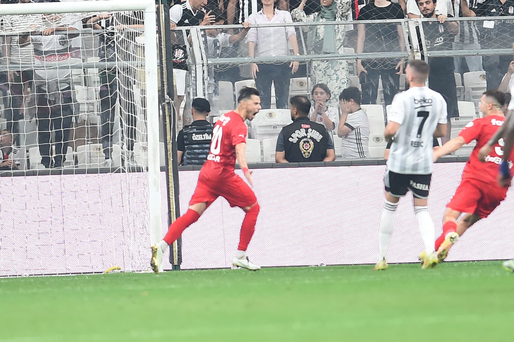 Las "Gangas" del mercado de fichajes: Carlos Vela, lidera el ranking de los agentes libres