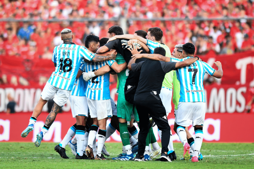 Racing Club celebrando su victoria en el Cl&aacute;sico de Avellaneda.