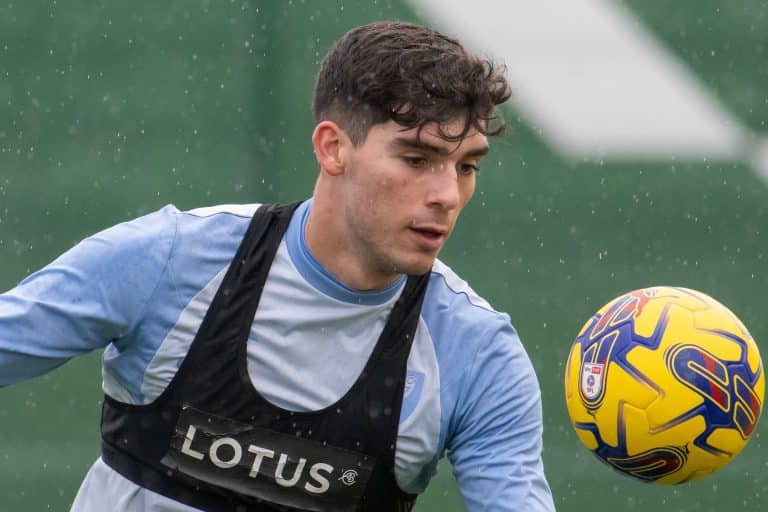 Presentaci&oacute;n y debut ganador: Vicente Reyes fue anunciado en nuevo equipo en Inglaterra &iexcl;s&oacute;lo por siete d&iacute;as!