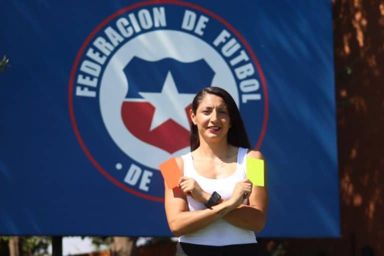 &iquest;Qui&eacute;n es Dione Rissios, la &aacute;rbitra que har&aacute; historia en el Campeonato Nacional de Chile?