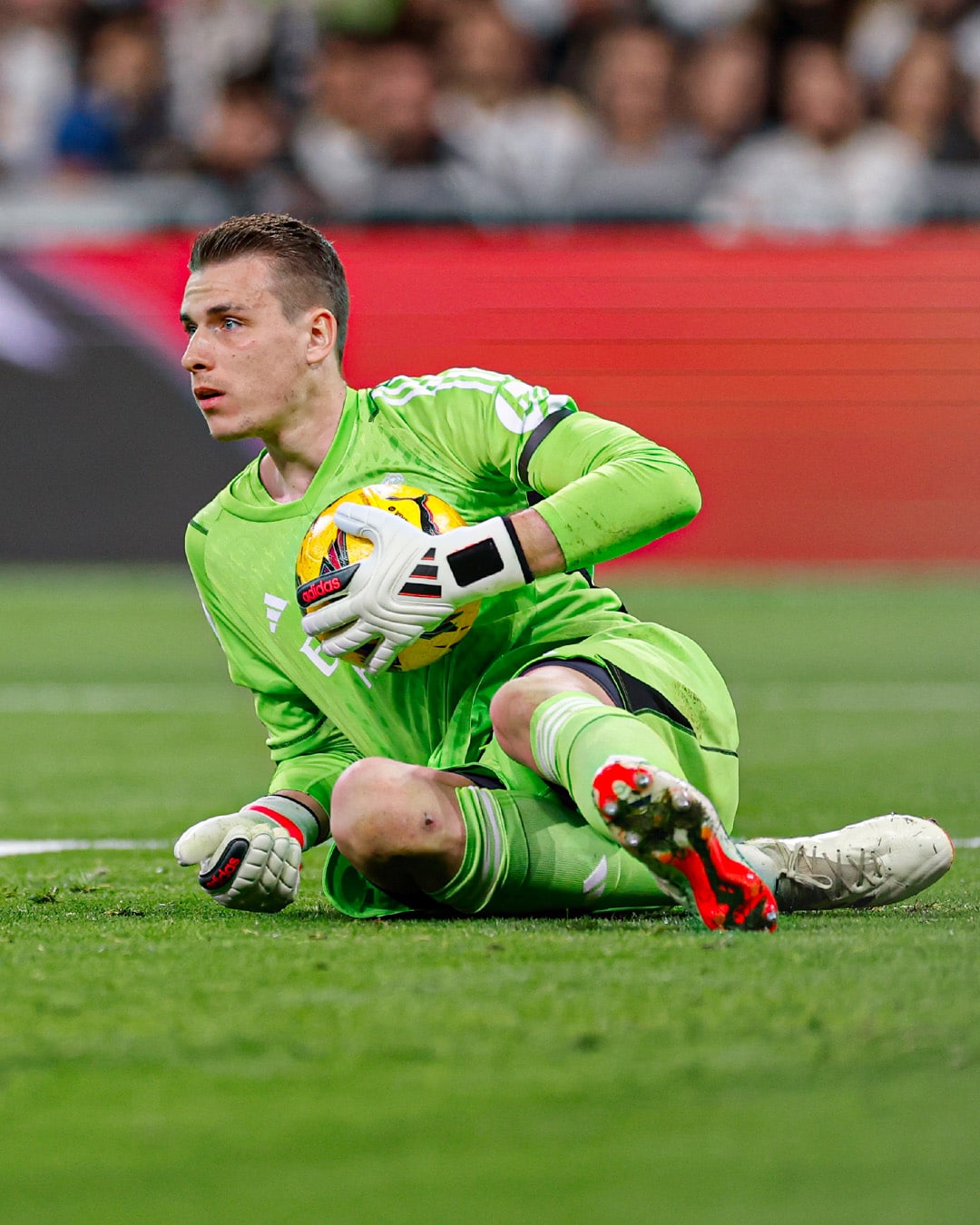 Las 3 razones por las que el Real Madrid tiene que ir por el Dibu Mart&iacute;nez en reemplazo de Thibaut Courtois