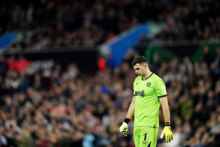 &iquest;Por qu&eacute; Dibu Mart&iacute;nez no juega el partido de ida de la semifinal de la Conference League entre Aston Villa y Olympiacos?