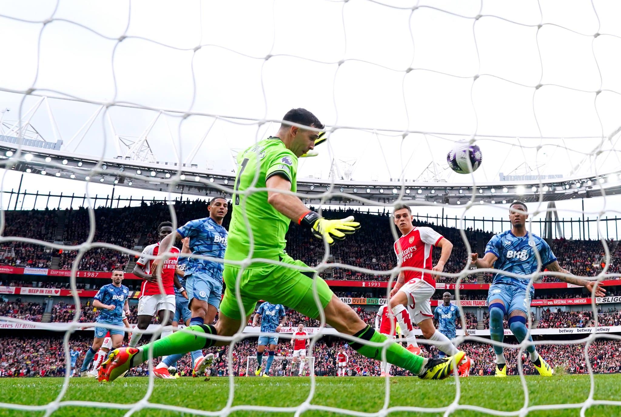 Emiliano Mart&iacute;nez, imparable: el portero argentino estableci&oacute; un nuevo r&eacute;cord en la Premier League