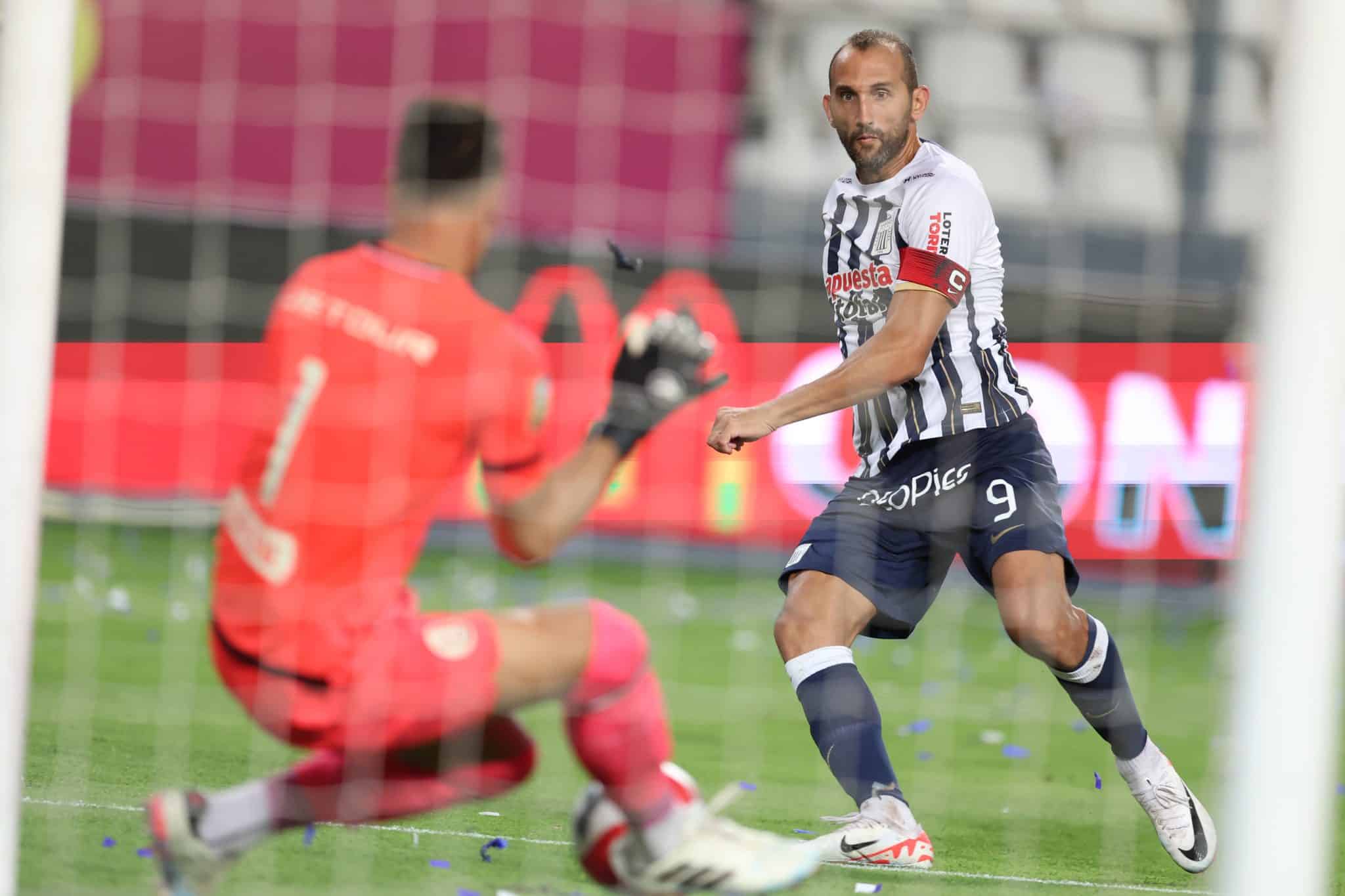 Hern&aacute;n Barcos, el 'Pirata' que brill&oacute; en Bangladesh y sue&ntilde;a con hacer historia en Alianza Lima