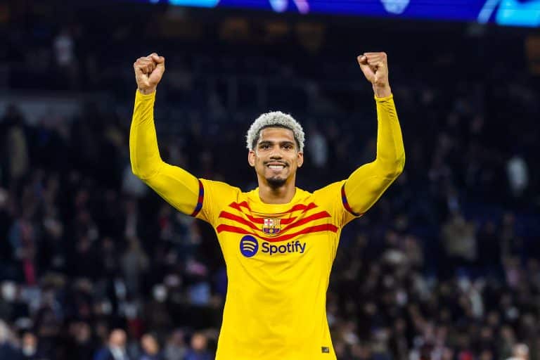 &iquest;Final de un ciclo? Ronald Araujo y sus agentes buscan destino para el zaguero uruguayo