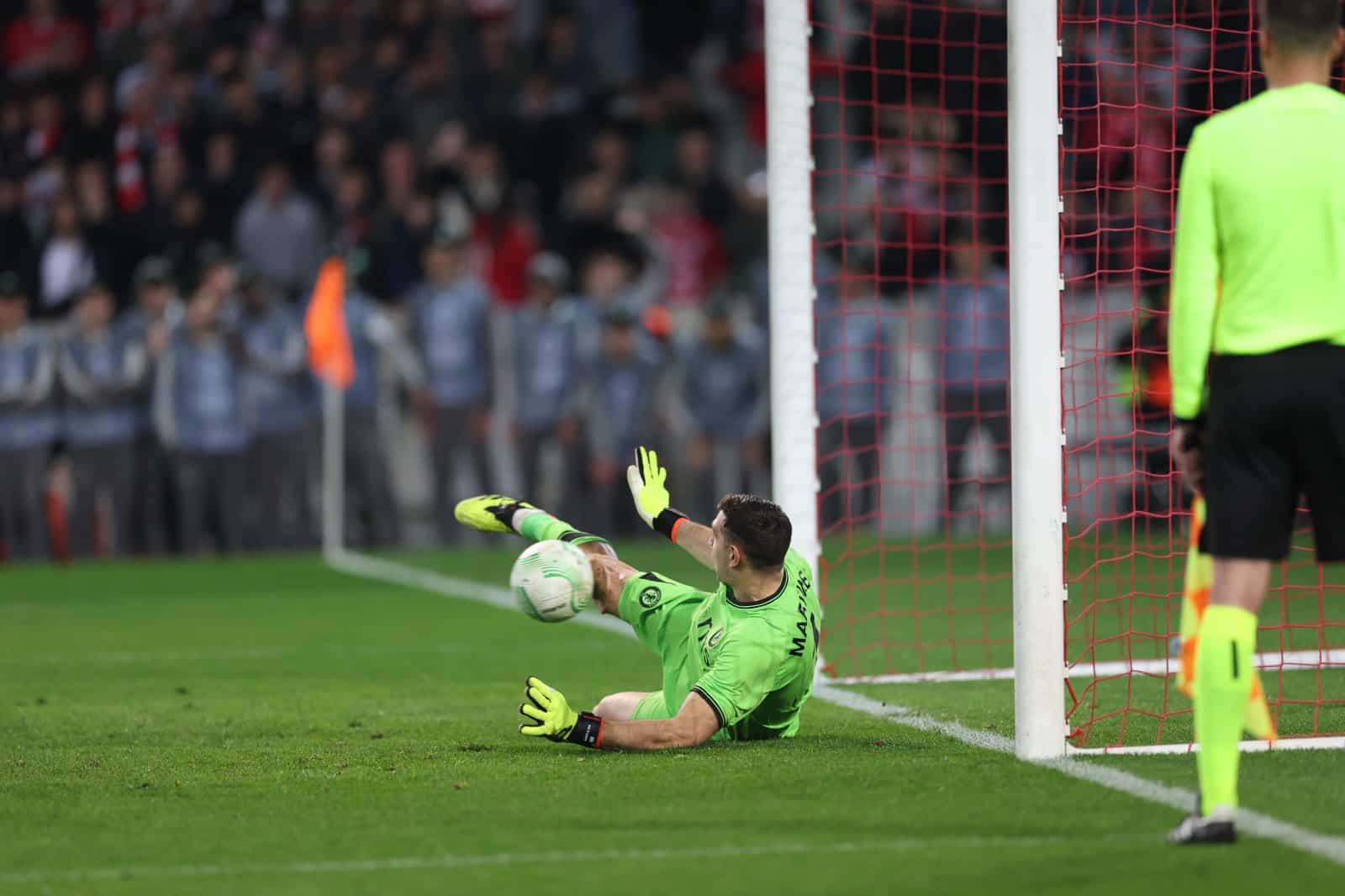 ¡Claves secretas reveladas! Descubre el mágico "juego mental" del Dibu Martínez: La estrategia psicológica del argentino para desconcentrar a sus rivales en los penales