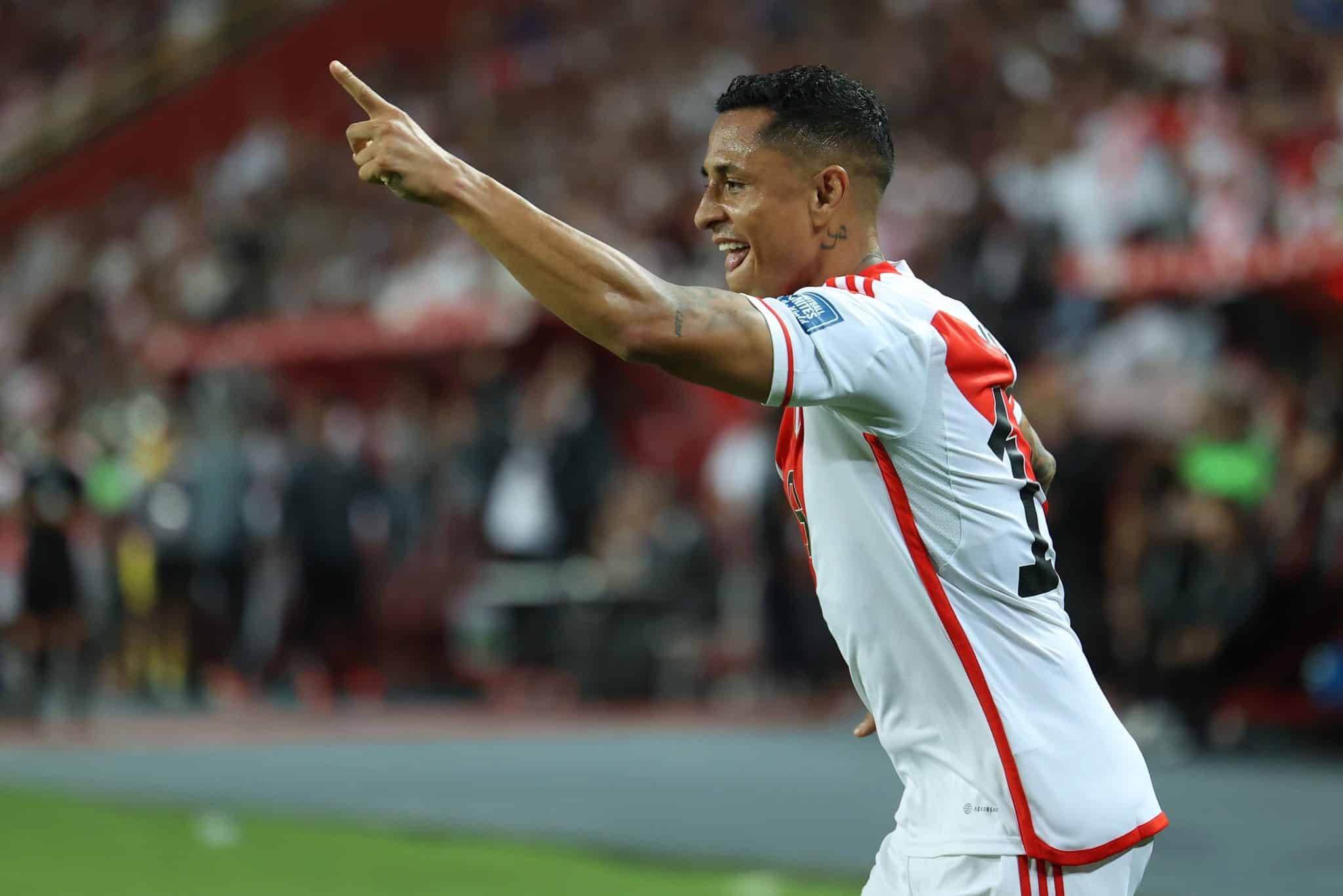 Yoshimar Yotun de Perú durante el partido de la ronda de clasificación para la Copa Mundial FIFA 2024 entre Perú y Venezuela jugado en el Estadio Nacional.