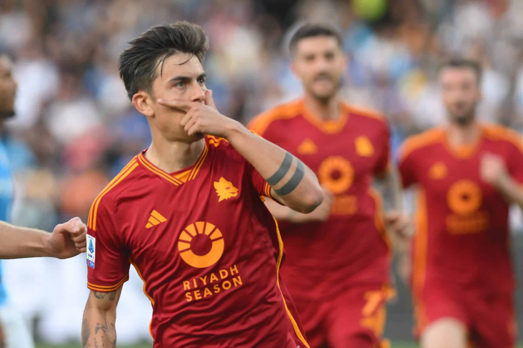 Paulo Dybala celebra tras marcar gol durante el partido de Serie A entre el SSC Napoli vs AS Roma en el estadio Diego Armando Maradona.