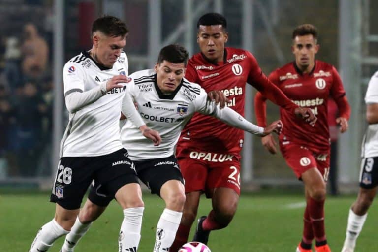 VIDEO &iexcl;Incidentes en el Monumental! Hinchas de Colo Colo atacaron a la tribuna de Universitario y el partido fue suspendido