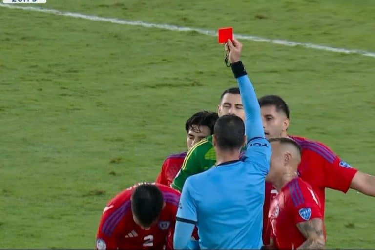 VIDEO &iexcl;CHILE SE QUED&Oacute; CON 10! Gabriel Suazo se fue EXPULSADO por doble amarilla, &iquest;estuvo bien&nbsp;Wilmar&nbsp;Rold&aacute;n?