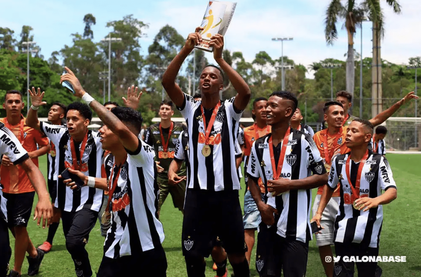 Savinho celebra el t&iacute;tulo Sub-15 por el Atl&eacute;tico-MG. Foto: Agencia Galo
