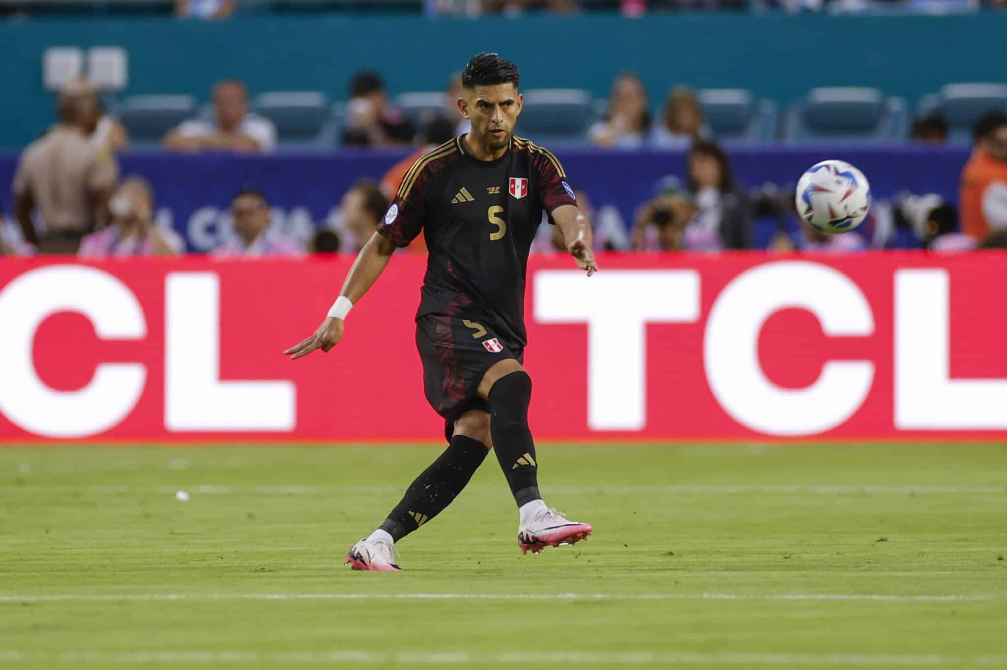 &iquest;Por qu&eacute; no juega Carlos Zambrano en Per&uacute; vs. Ecuador?