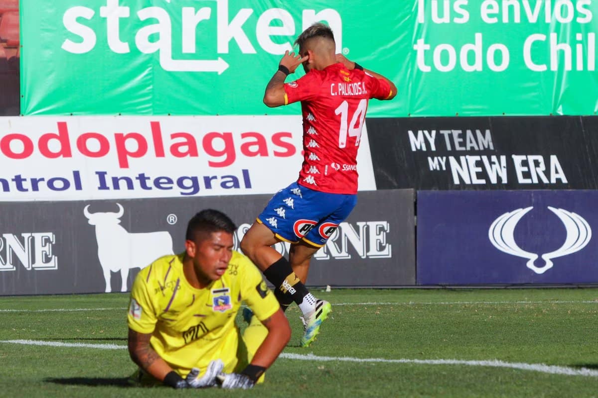 Carlos Palacios con la camiseta 14