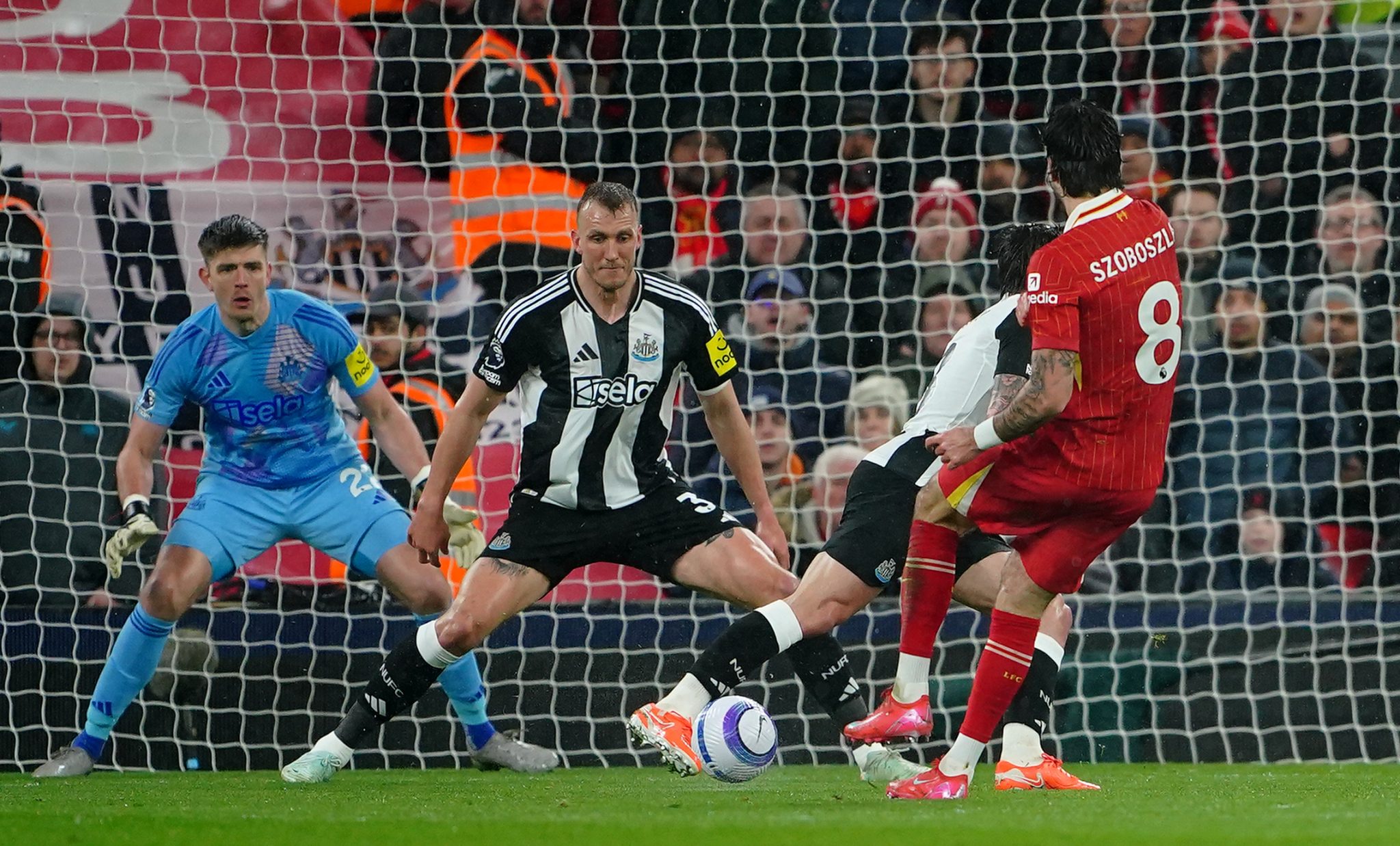Liverpool se impone a Newcastle y se afianza en la cima de la Premier League