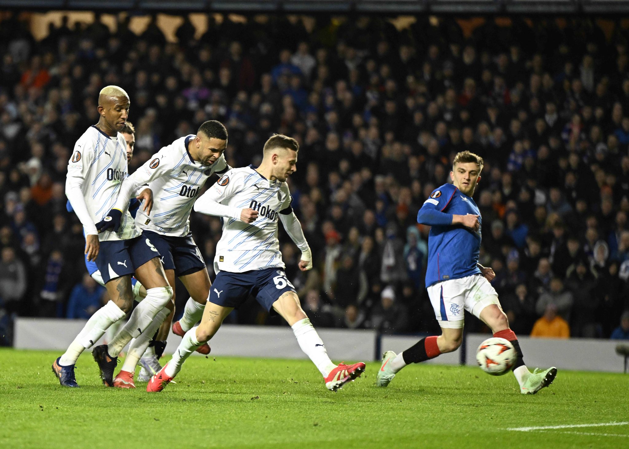 Fenerbahçe eliminado en penales por los Glasgow Rangers en la Europa League