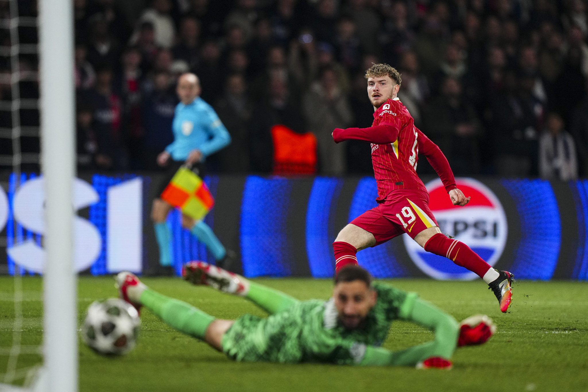 Liverpool logra un triunfo ag&oacute;nico ante el PSG: un golpe maestro de Elliott