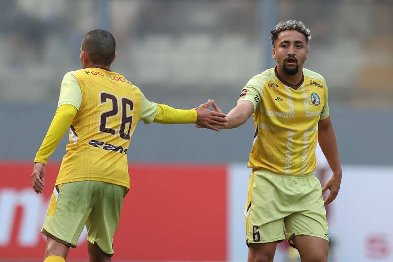 Christian S&aacute;nchez Flores y Fabio Agurto, jugadores de Juan Pablo II, se saludan en el partido ante Universitario en el Estadio Nacional