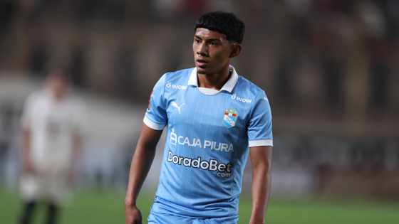 Maxloren Castro, de Sporting Cristal, durante el partido ante Universitario del Apertura 2025