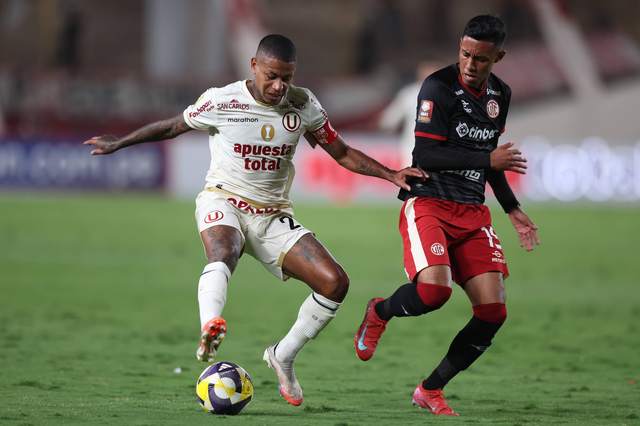 Brandon Palacios, de UTC, disputa el bal&oacute;n con Andy Polo en el Torneo Apertura 2025