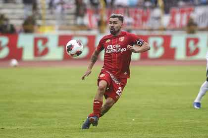 Ricardo Salcedo, de Sport Huancayo, conduce el bal&oacute;n ante Alianza Lima