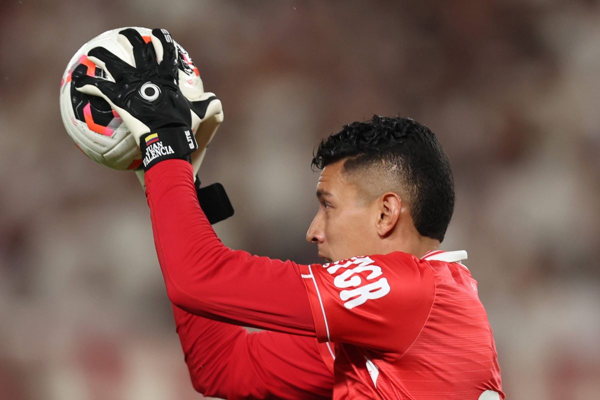 Juan Valencia, arquero de ADT, atrapa el bal&oacute;n en el partido ante Universitario de la fecha 1 de la Liga 1 2026