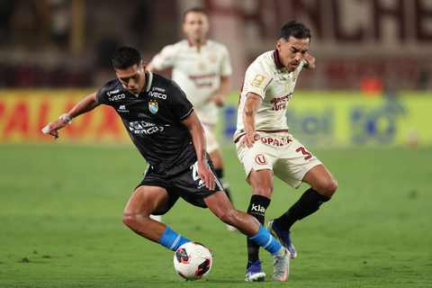 Arthur Guti&eacute;rrez de ADT ante Lisandro Alzugaray de Universitario