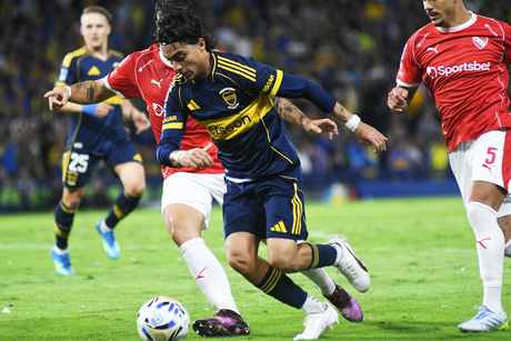 Exequiel Zeballos de Boca Juniors ante Independiente en La Bombonera