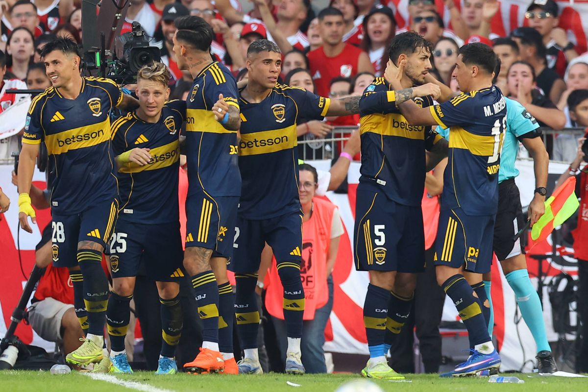 Leandro Paredes celebra con Miguel Merentiel y compañeros de Boca tras el penal ante River Plate, Liga Profesional, 19 de abril de 2026