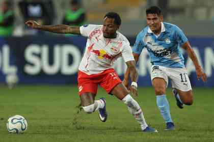 Jugadores de Sporting Cristal y Red Bull Bragantino disputan un balón en el Estadio Nacional de Lima por la Copa Sudamericana