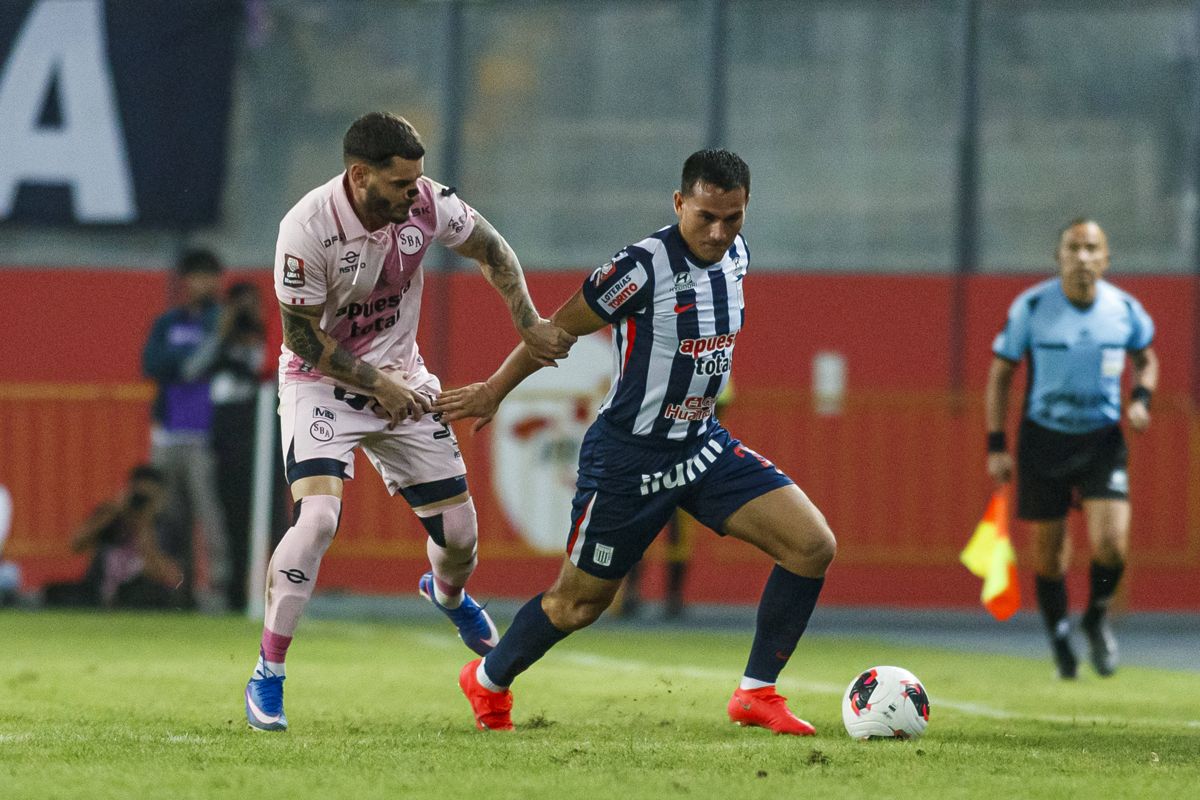 Pablo Erustes, de Sport Boys, disputa el balón con un jugador de Alianza Lima en el Estadio Nacional de Lima