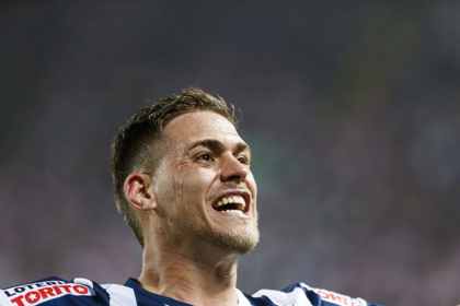Federico Girotti, delantero de Alianza Lima, celebra su gol ante Sport Boys en el Estadio Nacional de Lima
