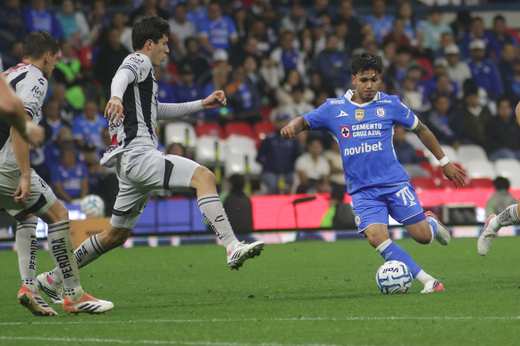 Paulo Ram&iacute;rez, de Atlas, disputa el bal&oacute;n con Iv&aacute;n Silva, de Cruz Azul, en el Apertura 2026