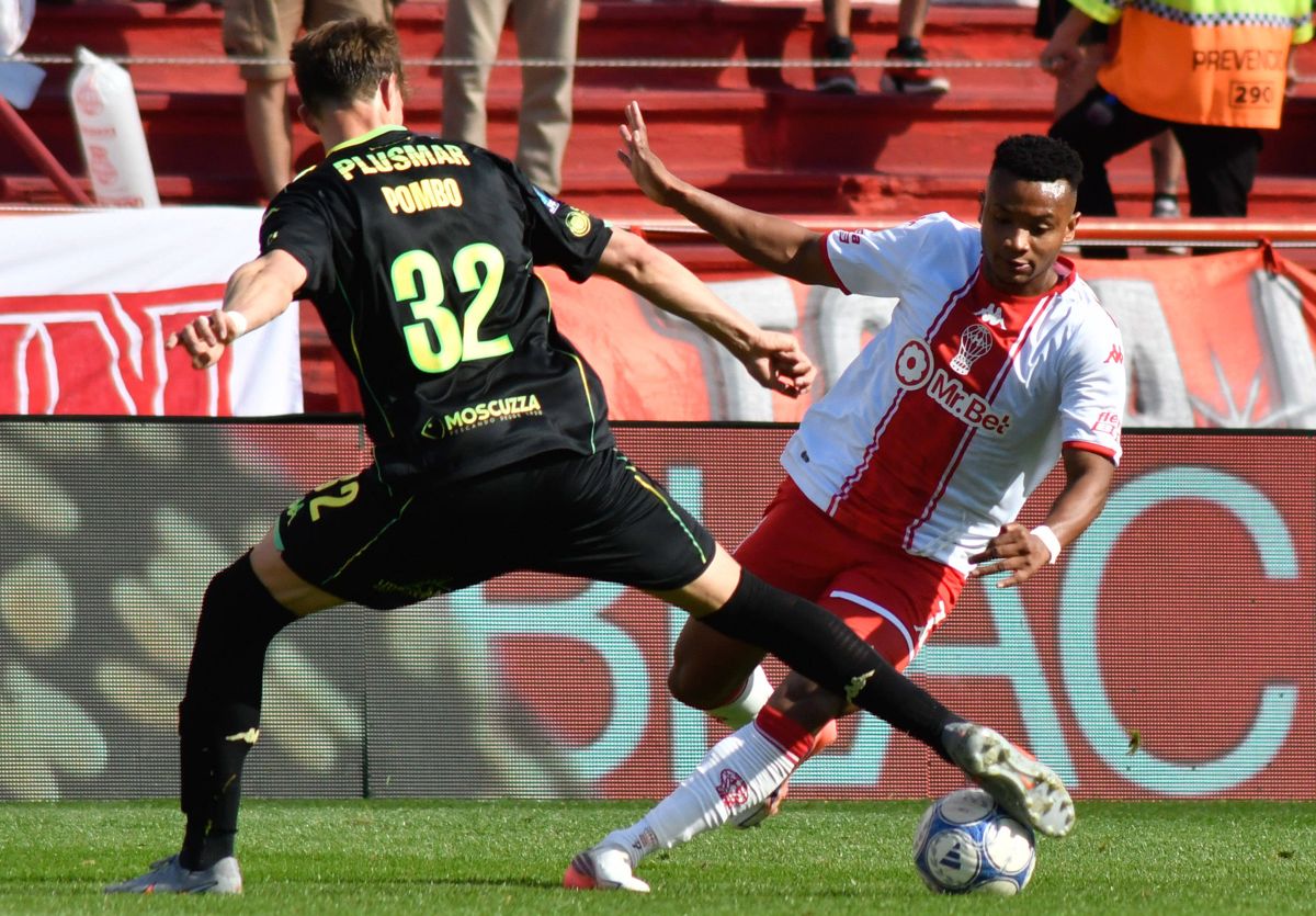 Futbolista de Aldosivi disputa el bal&oacute;n con un jugador de Hurac&aacute;n en la fecha 11 del Clausura 2026