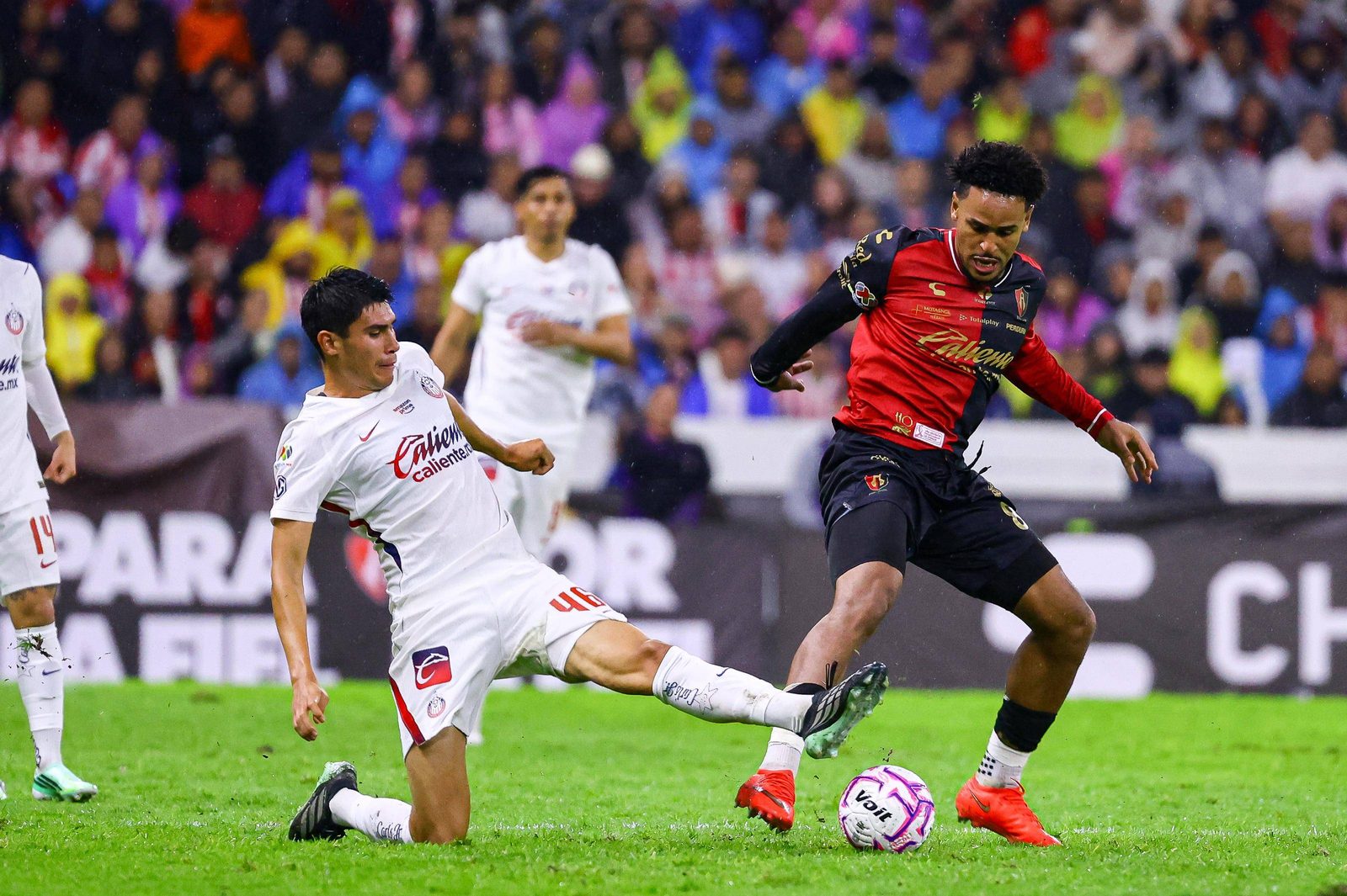 Ryan Mmaee de Atlas ante Chivas en el Estadio Jalisco